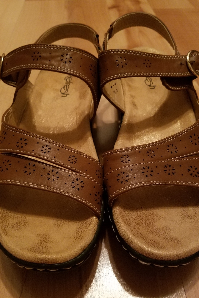 Refresh sandals with leather straps